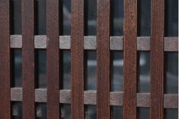 中古　岩谷堂箪笥　桜木作　みちのく飾り棚120　格子戸と重厚な飾り金具が映える茶箪笥　(R-091241)