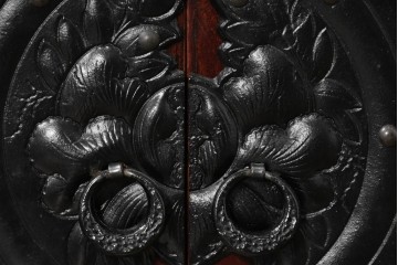 中古　岩谷堂箪笥　桜木作　みちのく飾り棚120　格子戸と重厚な飾り金具が映える茶箪笥　(R-091241)