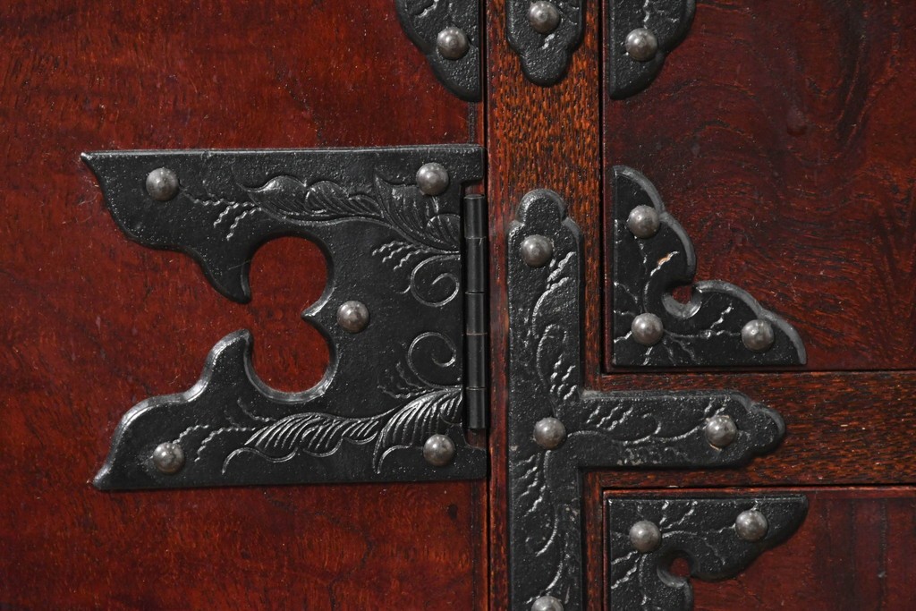中古　岩谷堂箪笥　桜木作　みちのく飾り棚120　格子戸と重厚な飾り金具が映える茶箪笥　(R-091241)