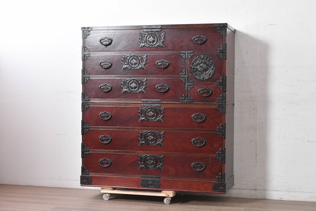 中古　岩谷堂箪笥　桜木作　多彩な飾り金具が映える重ね箪笥　(R-091242)