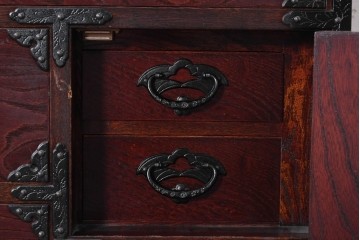 中古　岩谷堂箪笥　桜木作　多彩な飾り金具が映える重ね箪笥　(R-091242)