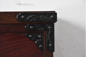 中古　岩谷堂箪笥　桜木作　多彩な飾り金具が映える重ね箪笥　(R-091242)