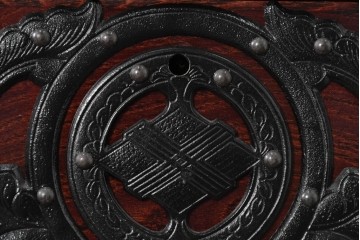 中古　岩谷堂箪笥　桜木作　多彩な飾り金具が映える重ね箪笥　(R-091242)
