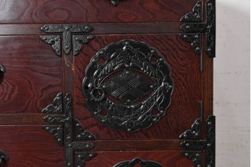中古　岩谷堂箪笥　桜木作　多彩な飾り金具が映える重ね箪笥　(R-091242)