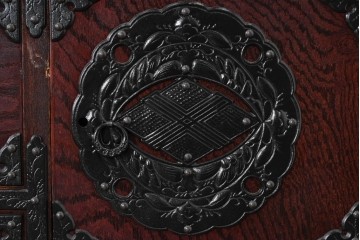 中古　岩谷堂箪笥　桜木作　多彩な飾り金具が映える重ね箪笥　(R-091242)