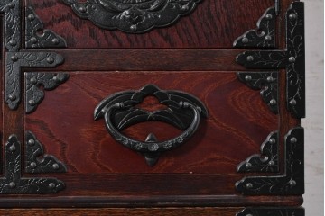 中古　岩谷堂箪笥　桜木作　多彩な飾り金具が映える重ね箪笥　(R-091242)