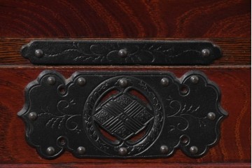 中古　岩谷堂箪笥　桜木作　多彩な飾り金具が映える重ね箪笥　(R-091242)