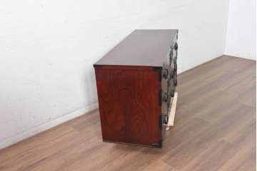中古　岩谷堂箪笥　桜木作　重厚な飾り金具が映えるローチェスト　(R-091243)