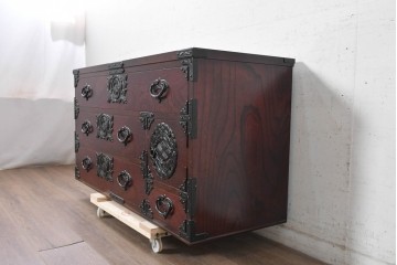 中古　岩谷堂箪笥　桜木作　重厚な飾り金具が映えるローチェスト　(R-091243)
