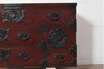 中古　岩谷堂箪笥　桜木作　重厚な飾り金具が映えるローチェスト　(R-091243)