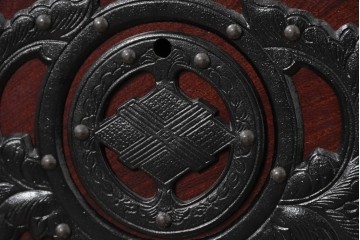 中古　岩谷堂箪笥　桜木作　重厚な飾り金具が映えるローチェスト　(R-091243)