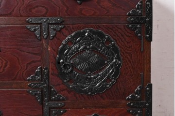 中古　岩谷堂箪笥　桜木作　重厚な飾り金具が映えるローチェスト　(R-091243)