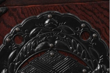 中古　岩谷堂箪笥　桜木作　重厚な飾り金具が映えるローチェスト　(R-091243)