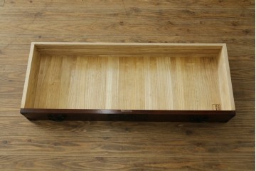中古　岩谷堂箪笥　桜木作　重厚な飾り金具が映えるローチェスト　(R-091243)