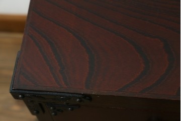 中古　岩谷堂箪笥　桜木作　重厚な飾り金具が映えるローチェスト　(R-091243)
