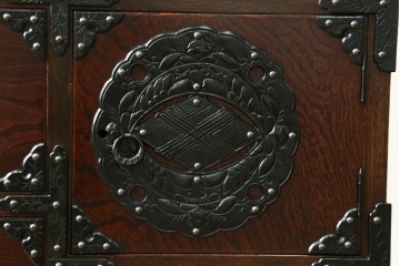 中古　岩谷堂箪笥　桜木作　重厚な飾り金具が映えるローチェスト　(R-091243)