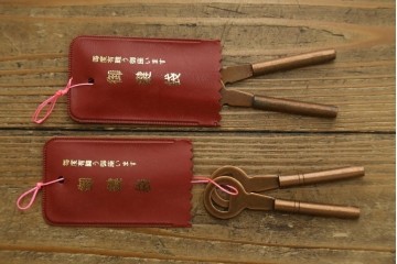 中古　岩谷堂箪笥　桜木作　重厚な飾り金具が映えるローチェスト　(R-091243)