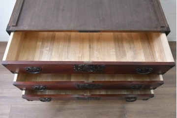 《天板取り付け加工費込み》　中古　岩谷堂箪笥　桜木作　重厚な飾り金具が映えるローチェスト　(R-091244)