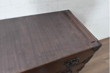 《天板取り付け加工費込み》　中古　岩谷堂箪笥　桜木作　重厚な飾り金具が映えるローチェスト　(R-091244)