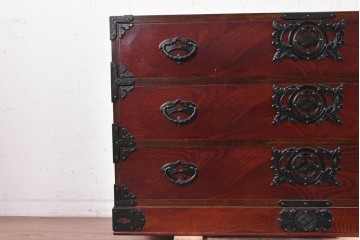《天板取り付け加工費込み》　中古　岩谷堂箪笥　桜木作　重厚な飾り金具が映えるローチェスト　(R-091244)