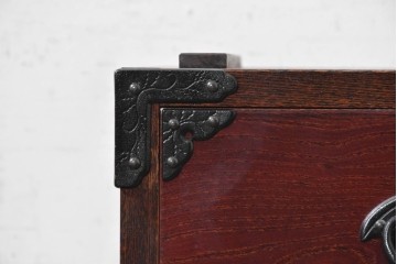 《天板取り付け加工費込み》　中古　岩谷堂箪笥　桜木作　重厚な飾り金具が映えるローチェスト　(R-091244)
