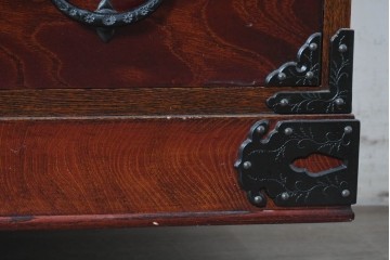 《天板取り付け加工費込み》　中古　岩谷堂箪笥　桜木作　重厚な飾り金具が映えるローチェスト　(R-091244)