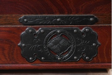 《天板取り付け加工費込み》　中古　岩谷堂箪笥　桜木作　重厚な飾り金具が映えるローチェスト　(R-091244)