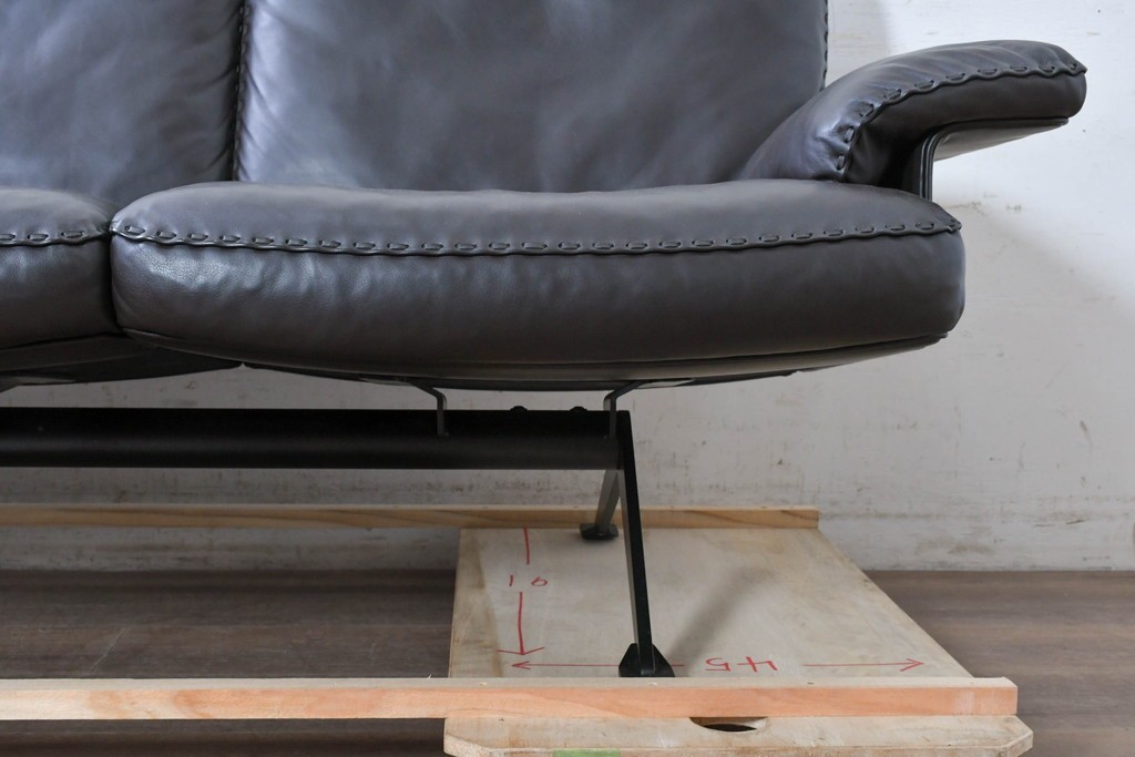中古　スイス　de Sede(デセデ)　DS-31/103　本革の3人掛けソファ　現行定価約320万円　(R-091248)
