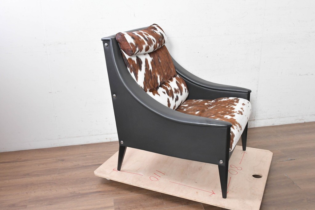 中古　美品　Poltrona Frau(ポルトローナ・フラウ)　Gio Ponti(ジオ・ポンティ)　カウスキン　Dezza(デッザ)　ブラックを基調としたシャープなフォルムのラウンジチェア　現行定価約180万円　(R-091250)