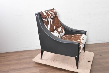中古　美品　Poltrona Frau(ポルトローナ・フラウ)　Gio Ponti(ジオ・ポンティ)　カウスキン　Dezza(デッザ)　ブラックを基調としたシャープなフォルムのラウンジチェア　現行定価約180万円　(R-091250)