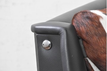 中古　美品　Poltrona Frau(ポルトローナ・フラウ)　Gio Ponti(ジオ・ポンティ)　カウスキン　Dezza(デッザ)　ブラックを基調としたシャープなフォルムのラウンジチェア　現行定価約180万円　(R-091250)