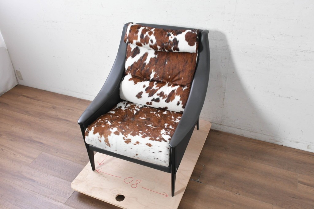 中古　美品　Poltrona Frau(ポルトローナ・フラウ)　Gio Ponti(ジオ・ポンティ)　カウスキン　Dezza(デッザ)　ブラックを基調としたシャープなフォルムのラウンジチェア　現行定価約180万円　(R-091250)