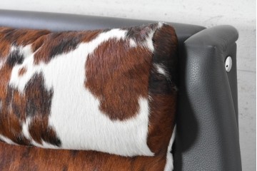中古　美品　Poltrona Frau(ポルトローナ・フラウ)　Gio Ponti(ジオ・ポンティ)　カウスキン　Dezza(デッザ)　ブラックを基調としたシャープなフォルムのラウンジチェア　現行定価約180万円　(R-091250)