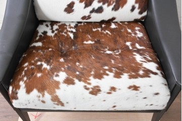 中古　美品　Poltrona Frau(ポルトローナ・フラウ)　Gio Ponti(ジオ・ポンティ)　カウスキン　Dezza(デッザ)　ブラックを基調としたシャープなフォルムのラウンジチェア　現行定価約180万円　(R-091250)