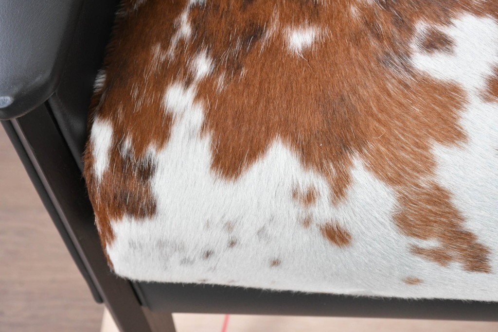 中古　美品　Poltrona Frau(ポルトローナ・フラウ)　Gio Ponti(ジオ・ポンティ)　カウスキン　Dezza(デッザ)　ブラックを基調としたシャープなフォルムのラウンジチェア　現行定価約180万円　(R-091250)