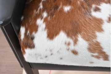 中古　美品　Poltrona Frau(ポルトローナ・フラウ)　Gio Ponti(ジオ・ポンティ)　カウスキン　Dezza(デッザ)　ブラックを基調としたシャープなフォルムのラウンジチェア　現行定価約180万円　(R-091250)