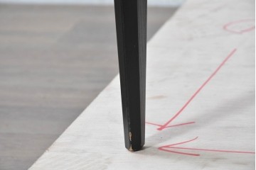 中古　美品　Poltrona Frau(ポルトローナ・フラウ)　Gio Ponti(ジオ・ポンティ)　カウスキン　Dezza(デッザ)　ブラックを基調としたシャープなフォルムのラウンジチェア　現行定価約180万円　(R-091250)
