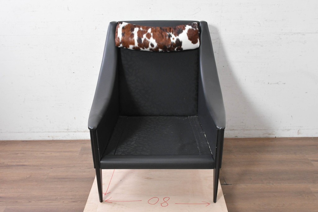 中古　美品　Poltrona Frau(ポルトローナ・フラウ)　Gio Ponti(ジオ・ポンティ)　カウスキン　Dezza(デッザ)　ブラックを基調としたシャープなフォルムのラウンジチェア　現行定価約180万円　(R-091250)