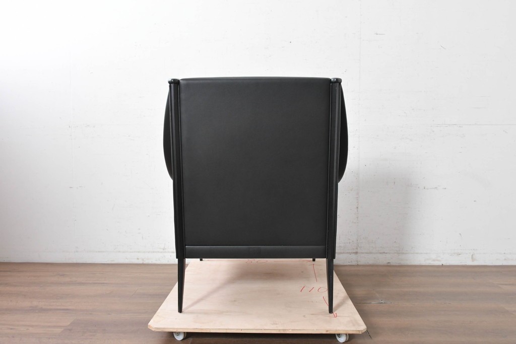 中古　美品　Poltrona Frau(ポルトローナ・フラウ)　Gio Ponti(ジオ・ポンティ)　カウスキン　Dezza(デッザ)　ブラックを基調としたシャープなフォルムのラウンジチェア　現行定価約180万円　(R-091250)