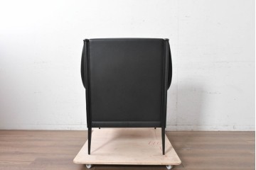 中古　美品　Poltrona Frau(ポルトローナ・フラウ)　Gio Ponti(ジオ・ポンティ)　カウスキン　Dezza(デッザ)　ブラックを基調としたシャープなフォルムのラウンジチェア　現行定価約180万円　(R-091250)