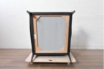 中古　美品　Poltrona Frau(ポルトローナ・フラウ)　Gio Ponti(ジオ・ポンティ)　カウスキン　Dezza(デッザ)　ブラックを基調としたシャープなフォルムのラウンジチェア　現行定価約180万円　(R-091250)