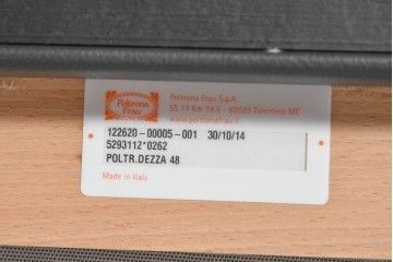 中古　美品　Poltrona Frau(ポルトローナ・フラウ)　Gio Ponti(ジオ・ポンティ)　カウスキン　Dezza(デッザ)　ブラックを基調としたシャープなフォルムのラウンジチェア　現行定価約180万円　(R-091250)