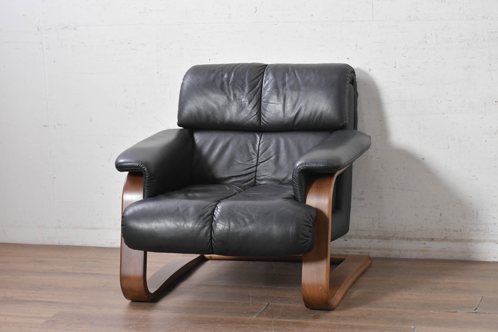中古　希少な廃番品　富士ファニチア(FUJI FURNITURE)　本革　ブラウンの曲線フレームと黒の張地がモダンな1人掛けソファ　(R-091251)