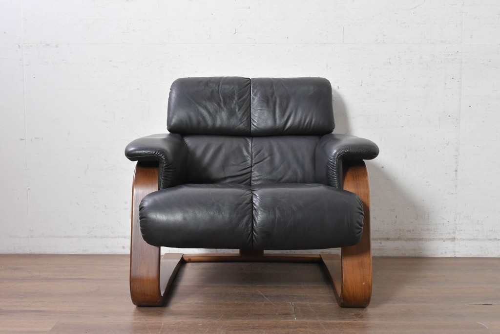 中古　希少な廃番品　富士ファニチア(FUJI FURNITURE)　本革　ブラウンの曲線フレームと黒の張地がモダンな1人掛けソファ　(R-091251)