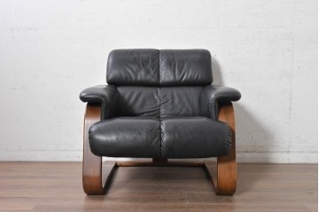 中古　希少な廃番品　富士ファニチア(FUJI FURNITURE)　本革　ブラウンの曲線フレームと黒の張地がモダンな1人掛けソファ　(R-091251)