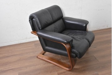中古　希少な廃番品　富士ファニチア(FUJI FURNITURE)　本革　ブラウンの曲線フレームと黒の張地がモダンな1人掛けソファ　(R-091251)