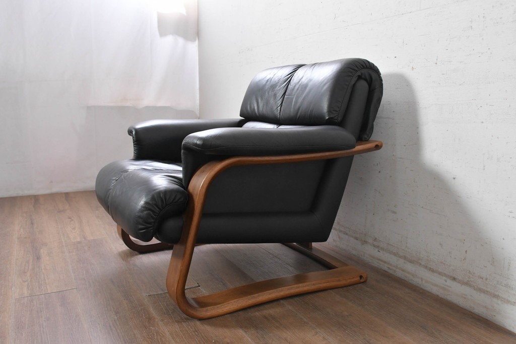 中古　希少な廃番品　富士ファニチア(FUJI FURNITURE)　本革　ブラウンの曲線フレームと黒の張地がモダンな1人掛けソファ　(R-091251)