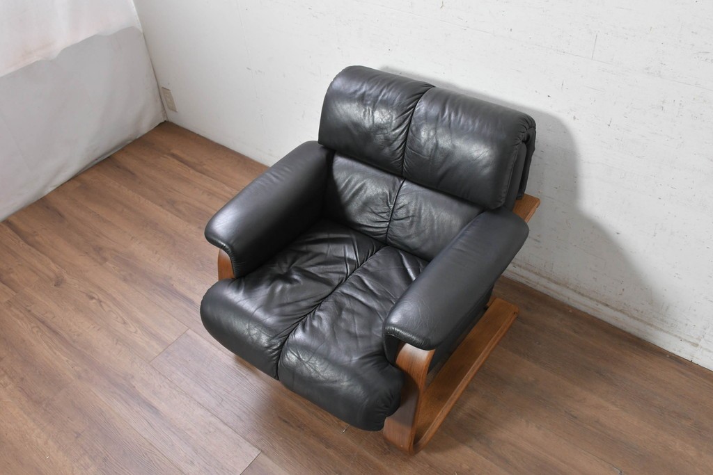 中古　希少な廃番品　富士ファニチア(FUJI FURNITURE)　本革　ブラウンの曲線フレームと黒の張地がモダンな1人掛けソファ　(R-091251)