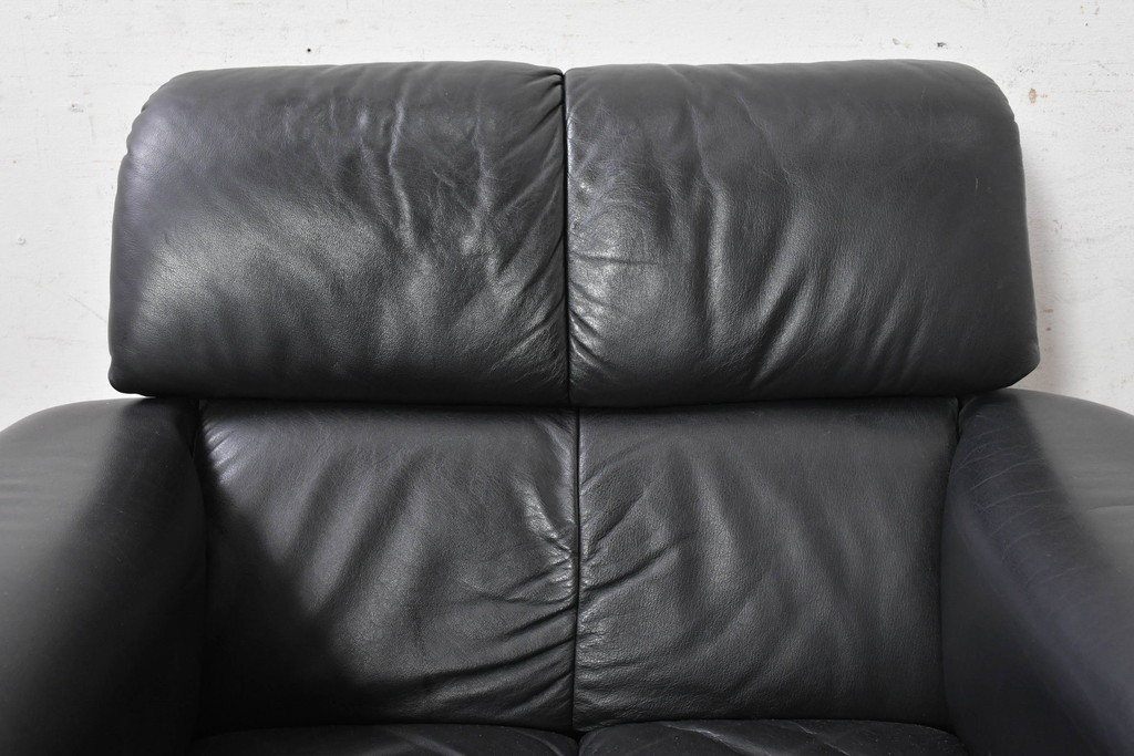 中古　希少な廃番品　富士ファニチア(FUJI FURNITURE)　本革　ブラウンの曲線フレームと黒の張地がモダンな1人掛けソファ　(R-091251)