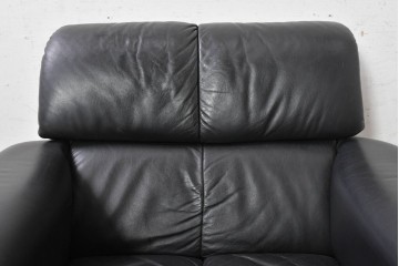 中古　希少な廃番品　富士ファニチア(FUJI FURNITURE)　本革　ブラウンの曲線フレームと黒の張地がモダンな1人掛けソファ　(R-091251)